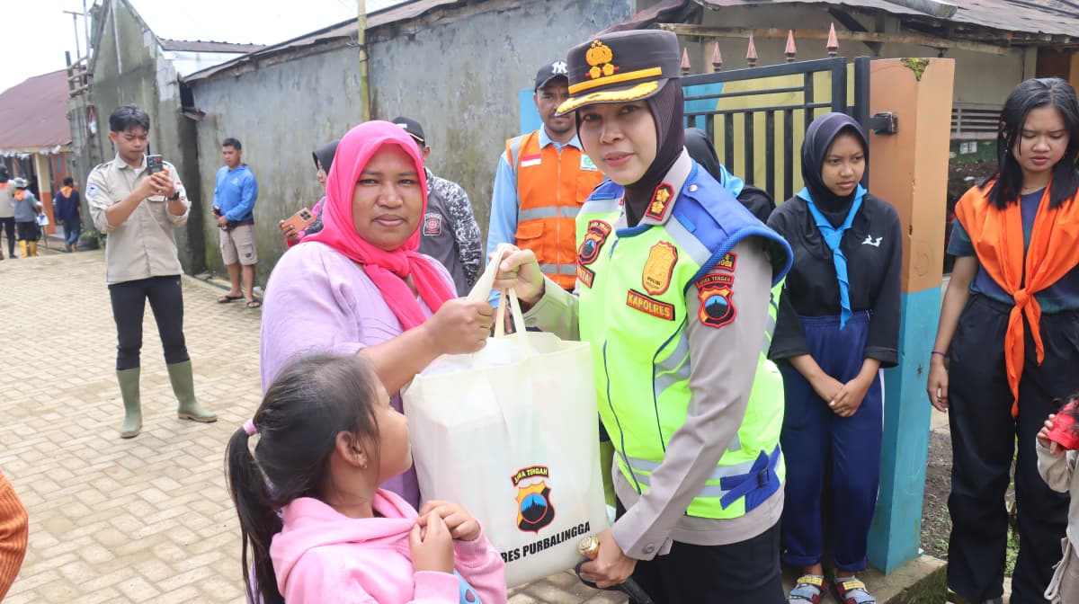 Polres Purbalingga Salurkan Sembako, Tas, dan Buku untuk Korban Banjir di Karangreja