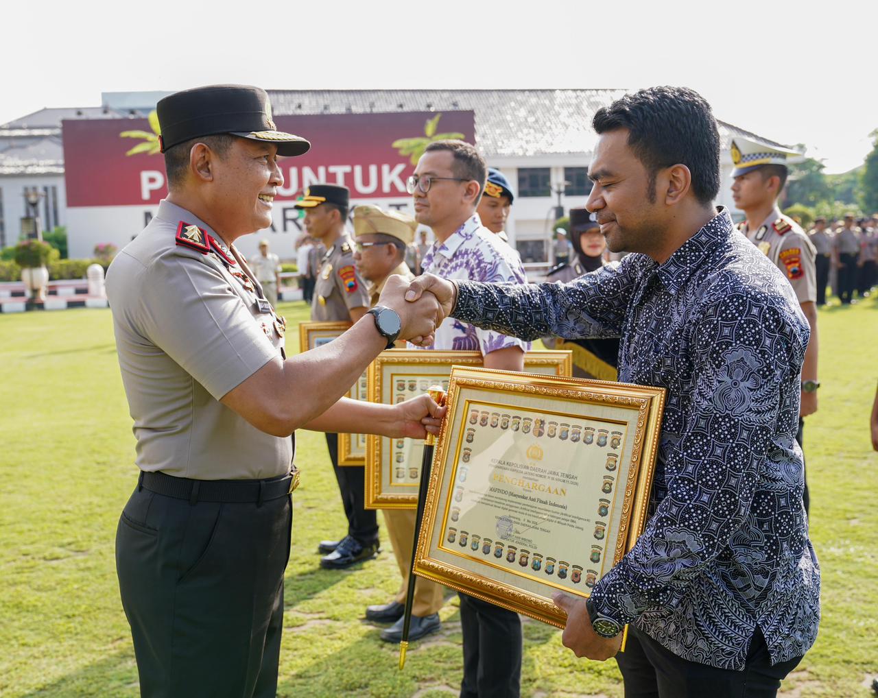 Kapolda Jateng Beri Penghargaan Personel dan Mitra Berprestasi, Dorong Polisi Adaptif Hadapi Generasi Digital