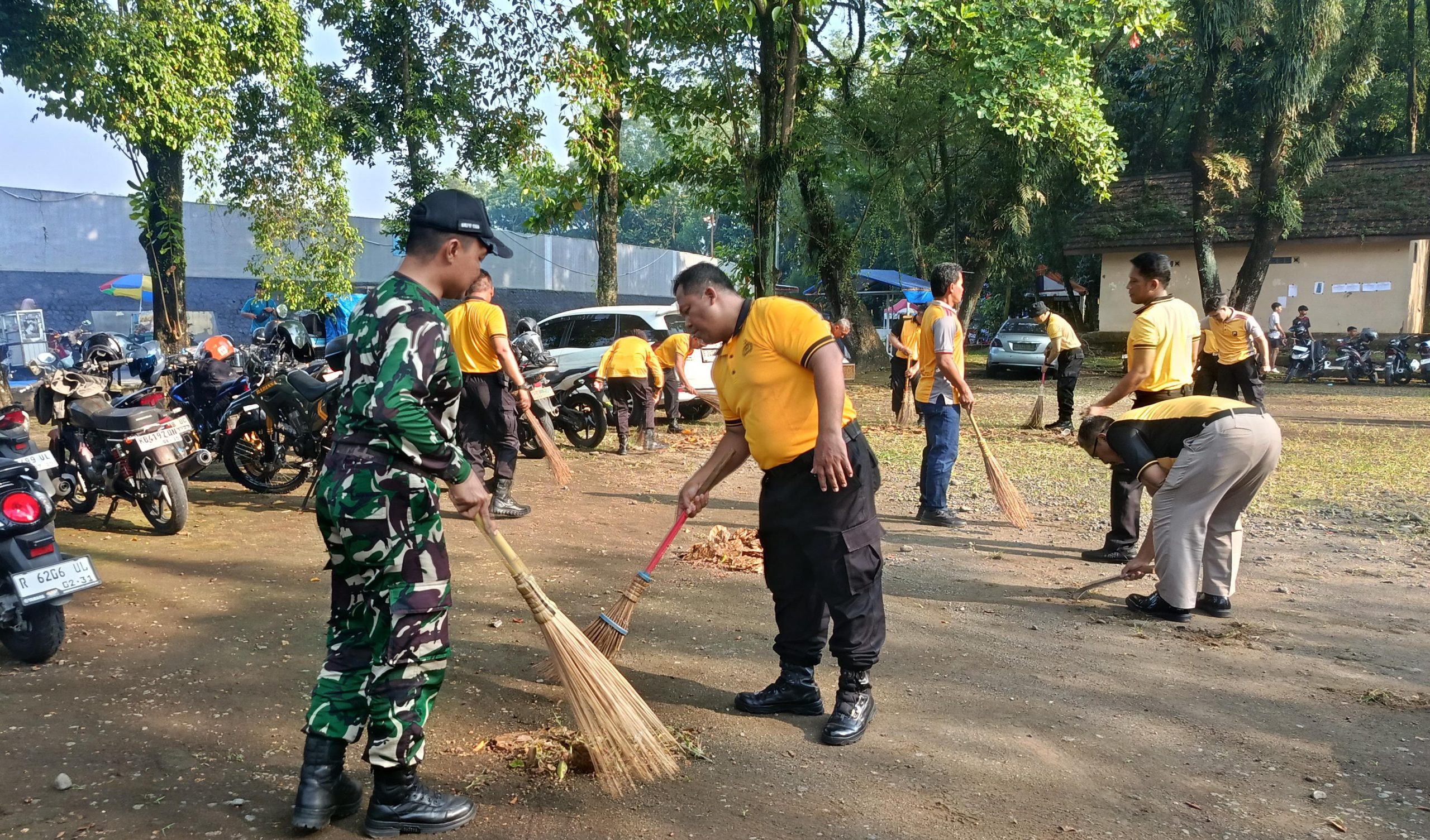 Dukung ASRI, Polres Purbalingga Gandeng Berbagai Pihak Bersihkan Lingkungan GOR Goentoer Darjono 