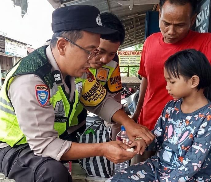 Polsek Karanganyar dan Warga Bantu Bocah Tersesat Bertemu Keluarga