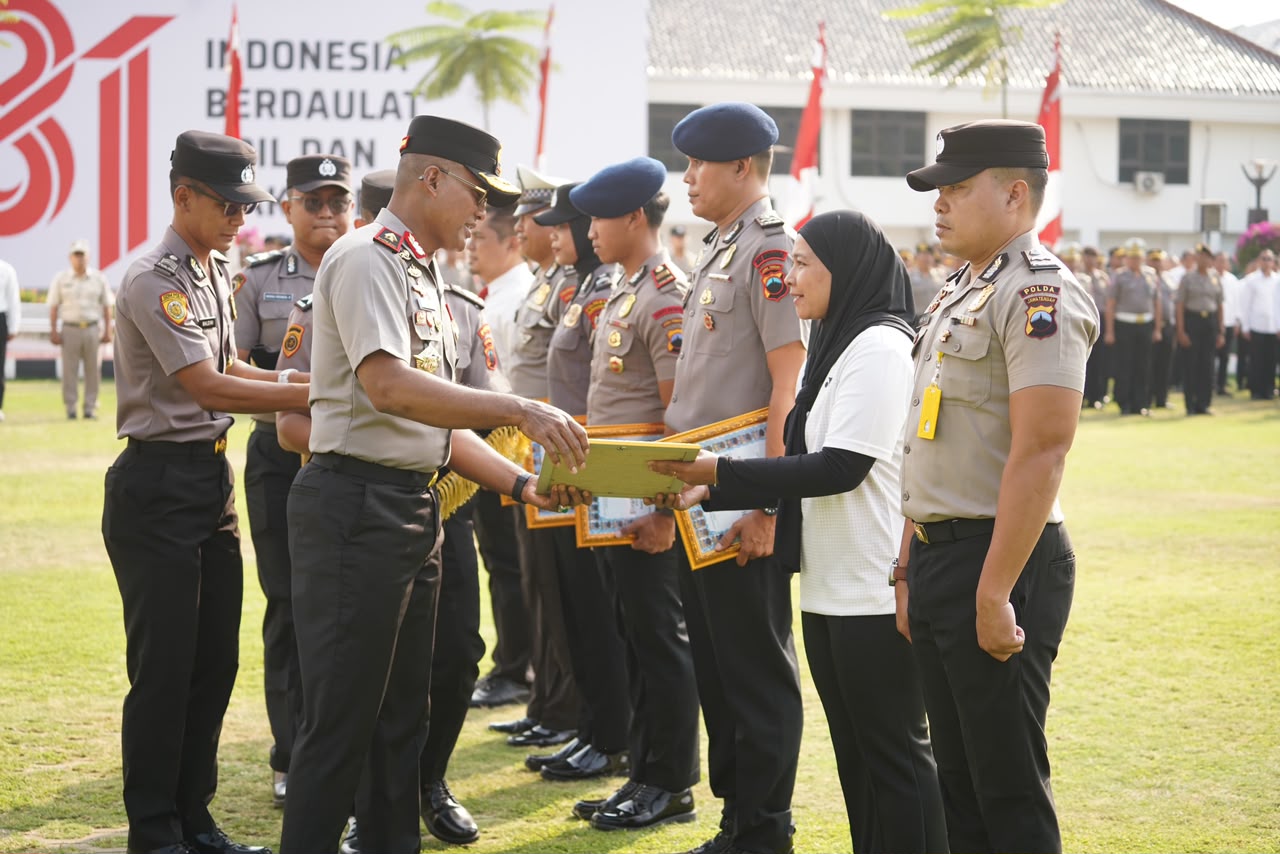 Kapolda Jateng Berikan Penghargaan Kepada 37 Personel Polri dan 12 Masyarakat yang Berprestasi